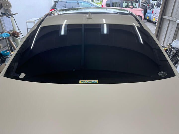 令和5年BMW4シリーズのカーフィルム施工後のリアガラス

